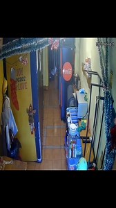 🔥 REPORTE CIUDADANO ¿CONOCES A ESTE INFELIZ? 🔥 📍 Guanajuato Capital Un estudiante denuncia que, mientras trabajaba y ahorraba para pagar su inscripción y gastos personales, una persona entró a su negocio y se llevó su dinero. “Vamos a dar contigo, devuelve lo que te llevaste, era para la inscripción… Soy estudiante y es lo que estuve ahorrando,” escribió en redes. En el video se observa al sujeto aprovechando el descuido para tomar lo que no era suyo. No solo se llevó dinero, se llevó meses d