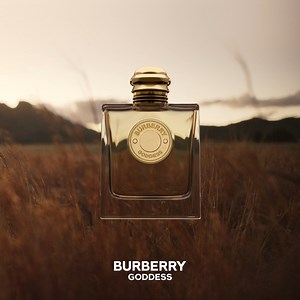 La nuova fragranza Eau De Parfum firmata Burberry Goddes con Emma Mackey. #BurberryGoddess #BurberryBeauty #Burberry | Griffe