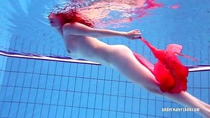 Jovem ruivo na piscina