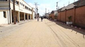 #MADIO_NOHO_ANTANANARIVO Sokajiana ho isan’ny Kaominina fitaratra eo amin’ny fahadiovan’ny tanàna eto Analamanga amin’izao ny Kaominina Tanjombato, sy ny Kaominina Ampitatafika ary ny Kaominina Ambohimangakely. Voafehy amin’izao ny fipariahan’ny fako sy ny fanangonana ny fako amin’ireo Kaominina ireo ary efa mandeha ihany koa ny fanodinana ny fako ho lasa zezika. Ankoatra izay, tokantrano manodidina ny 400 ao amin’ireo Kaominina telo misitraka ny tetikasa fanadiovana sy fidiovana ireo no nahavit