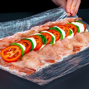 Reteta de rulada de pui care a cucerit pe toata lumea! Simplu si delicios Ingrediente: prosciutto: 100 g piept de pui: 1 buc piper negru: 7 g sare: 10 g mozzarella: 100 g busuioc: 30 g roșii: 3 buc ulei: 30 ml ardei gras roșu: 1 buc usturoi: 10 g zahăr: 5 g oțet: 10 ml piper negru: 5 g sare: 10 g | Savuros.TV