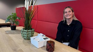 Desiree van Lunteren is moederfiguur bij AZ Vrouwen: "Ze is een volwassen kind"