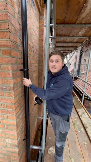 Downpipe Jig 🤩 How To Install Like A Pro 👊🏽👊🏽 #downpipes #gutters #toptip #toptips #hack #hacks #jig #likeapro #howto #carpenter #carpentry #builder #construction #foryou #foryoupage #foryourpage #fyp #fypシ | Scott the Builder