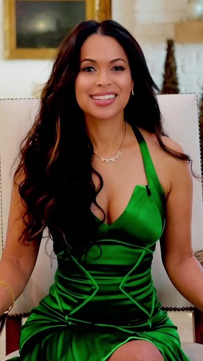 Happy Holidays, Fam! 🎄💫 My Holiday House Tour is up NOW on YouTube just in time for Christmas. Please check it out now at the link in my bio and be sure to subscribe to my new channel. Sending everyone love! ❤️ #todaysinspo #fashioninspo #grwm #shotoniphone #vloggerlife #dailydose #minivlog #dailyvlog #homececor #christmasdecor