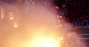 Des pompiers en casque et masque : vidéo de stock (100 % libre de droit) 1046145115 | Shutterstock