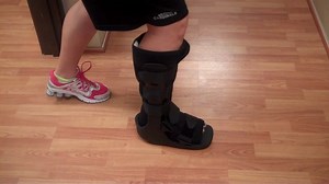 If you are prescribed a CAM Walker/Walking Boot, there is a correct way to use it. This video demonstrates the correct way to walk with it. | Roadrunner Foot and Ankle