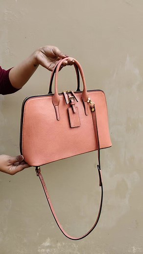 #GettingToKnow : MEDIUM DREW Meet the newest babe of the Drew Family! Medium Drew is the Smaller version of her sister Drew. Made for the urban woman's daily work needs. Medium Drew makes sure she looks ever classy by your side. Grab her along or Sling her on, she will be there by your side no matter what. www.chiaroscuro.in/collections/shop-all/medium-drew | Chiaroscuro