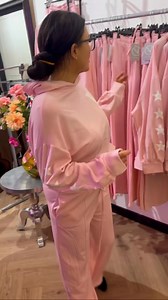 4.2K views · 28 reactions | 勺懶Deze roze witte Combi ..draagbaar van 38 tm 46! Hoe combineer jij deze set? Met de hoodie of met het vestje 懶勺De jogger is maar €24.50 de hoodie €24.50 en het vest €29.50... 4 kleuren 懶勺Bestellen? app naar 0655723440 勺懶 | lakrissfashion.nl | Facebook