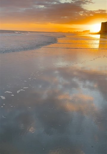 Good Evening Friends! It’s a beautiful sunset on this Monday evening! 🌅 🌊 Current temp ~ 72 Water temp ~ 68 Next high tide ~ 11:44 pm Next low tide ~ 5:37 am Wishing all of you a lovely evening and night! 🌊👣🌴 #beachlife #sunset #ocean #vacation #nature #goodvibes #walking #happy #peace #beach #beachvibes | Myrtle Beach Grand Strand Life