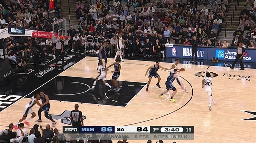 Victor Wembanyama feeds Devin Vassell for another bucket