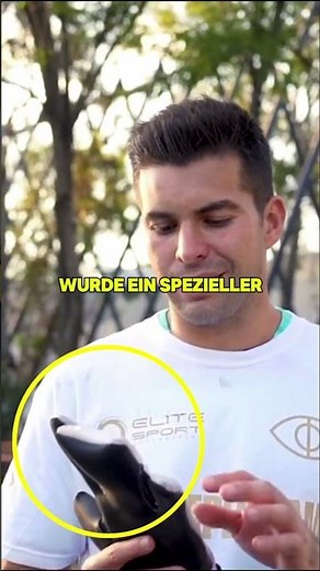 He plays with only 4 fingers 🤩😱