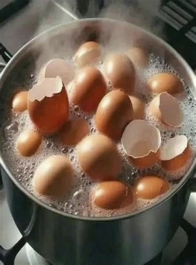 1.6K views | Ne les jettez plus. Faites bouillir les coquilles d'œuf et dites adieu à... Voir plus | Savoir Aimer, | Facebook