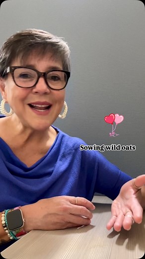 Expresión: Sow one’s oats Sow your wild oats Procedencia: Aunque se cree que tiene origen en la historia del imperio Romano, la expresión fue publicada en 1542 por una Thomas Becon, clérigo protestante. Siempre se ha usado para describir a alguien promiscuo e irresponsable. Significado: Un hombre joven que siendo promiscuo e irresponsable, ha ‘sembrado maleza’ (hijos ilegítimos), mientras que un joven sabio y prudente habría sembrado buena semilla (hijos legítimos). Equivalentes: Hacer locuras S