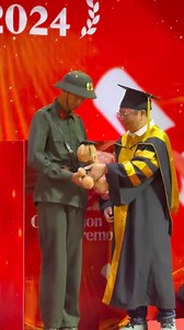 2.2M views · 10K reactions | Màu áo “xanh” xuất hiện tại Lễ Tốt Nghiệp 2024  Đây có lẽ là những hình ảnh đầy đặc biệt tại Lễ Tốt Nghiệp 2024. Được biết, sinh viên Đỗ Quang Huy hiện đang theo đuổi theo con đường bảo vệ tổ quốc, con đường đầy tự hào của những người chiến sỹ. | Màu Xanh Áo Lính | Facebook