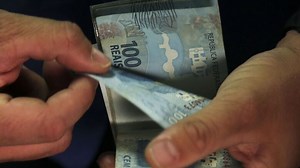Consignado no Auxílio Brasil é 'fogo na gasolina', alerta economista