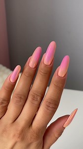 🌞🩷 Gel polish Prima Aprilis, Pudelek & pigment Glass Me Rainbow ✨ 📸Crédit vidéo : @gandziuchaa 🛍• Retrouvez tous nos produits sur www.indigonails.fr #indigonailsfrance #colornails #trendynails #pastellover #ongles #nails #nailart #gelpolish #indigonails | Indigo Nails France