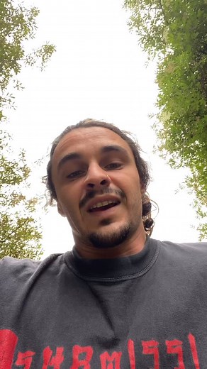 *Une souffrance à l’intérieur. 💥 J’ai dis à mon pote Autrichien que ma douleur est une petite douleur. Que je me sens comme illégitime par rapport à la douleur du monde et en particulier celle qui vogue dans le collectif face au genocide qui a lieu à Gaza. Mais il m’a répondu que ma propre douleur face à ce que je vie dans ma vie est valide. Et après réflexion si j’arrive à accueillir ma douleur ça sera déjà bien. Aujourd’hui je suis profondément convaincu que beaucoup de corps d’homme ont beso