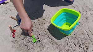 Collapsible Beach Buckets for Kids with 3pcs Metal Shovels, Collapsible Beach Toys for Kids Toddlers, Silicone Pails for Beach Travel Essentials