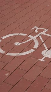 Signe de vélo sur piste cyclable. : vidéo de stock (100 % libre de droit) 3507294563 | Shutterstock