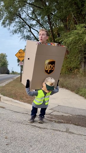 Funny Last-minute Halloween Costume 😂 Brothers make diy optical illusion halloween costume for kids or adults. Clever, funny, and cheap Delivery guy trick-or-treating costume you can wear to impress your friends and family. Such a fun diy project to make at home. This video was produced by Benson Bros, Network Media, and Peter B. | Peter B