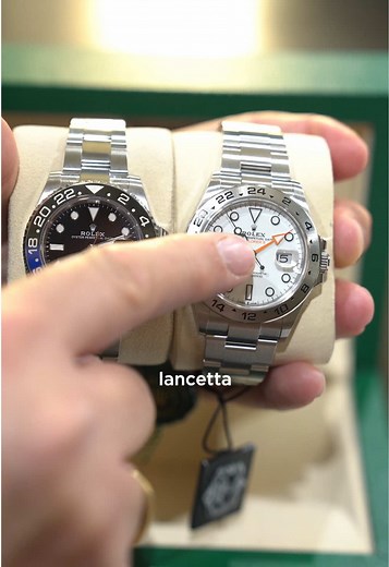 Lancetta 24 ore identica, due filosofie opposte. Explorer II: nato per esploratori in ambienti estremi. Sottoterra o dove il sole non tramonta mai, la ghiera fissa indica se è giorno o notte. GMT Batman: progettato per piloti. Ghiera girevole per gestire più fusi orari simultaneamente. La stessa funzione base applicata a contesti molto distanti. E tu lo sapevi? Per informazioni: 👉 DM o WhatsApp 📍 Le Caveau du Temps - Corso Venezia 44, Milano #lecaveaudutemps #andrealecaveau #orologidilusso #ro