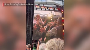 34K views · 203 reactions |  De 12-jarige Holly Roy beleefde een onvergetelijk moment bij een concert van Bruce Springsteen. Samen met de zanger speelde ze een mondharmonicaduet. 朗 | AD.nl | Facebook
