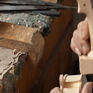 The process of hand-making violins: A professional Chinese craftsman. | Guacaca