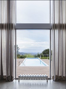 The curves of a soft line like that of MILANO/horizontal, the latest evolution of the iconic radiator designed by Antonia Astori and Nicola De Ponti, is perfect in this house. In front of a large window, it completes its beauty and adds functionality in the winter months. Video Credits Art Direction: Studio MILO Video: Vieri Dalla Chiesa Fashion Styling: Anna Pastore MUAH: Daria Boscarelli Agency: Simple AG. by Launchmetrics Model: Ana Chorna Location: Residenza Location | TUBES