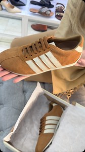 ✨ Estilo retrô com um toque moderno! Esse modelo da Orcade une conforto, versatilidade e personalidade — perfeito para quem curte se destacar com autenticidade. O marrom terroso as listras brancas são o match perfeito para qualquer look casual. 🧡👟 📍 Rua Boa Morte, 1890, Centro, Piracicaba-SP. (Ao lado do colégio Dom Bosco Assunção). ✈️ Enviamos para todo Brasil. 🛵Estamos trabalhando com entregas. 📦 Vendas via direct e WhatsApp (19) 9 8244-0304. #silvanamarques #calcadosfemininos #lancame