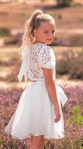 Laat je betoveren door de unieke feestkleding van Linea Raffaelli, speciaal ontworpen voor meisjes tot 14 jaar! 🌟 Deze collecties schitteren met verfijnde Italiaanse en Spaanse stoffen, prachtig afgewerkt voor een ongeëvenaarde details. Laat jouw dochter stralen in deze elegante creaties! Ontdek de magie in onze winkels te Nazareth en Hasselt of neem een kijkje op https://ow.ly/9oLY50QmA8W. Wegdromen? Check! 🥰 #linearaffaelli #communie #lentefeest | The baby's corner