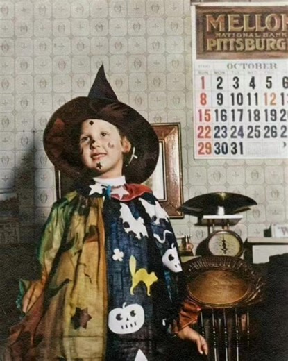 #Pittsburgh #Halloween 1916 The calendar on the wall: Mellon National Bank, Pittsburgh, October 1916. #Colorized | The Odd, Mysterious & Fascinating History of Pittsburgh
