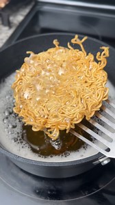 Ramen Burger ASMR | Lisa Nguyen