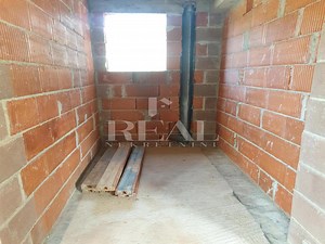 RAB-BANJOL, STAN U PRIZEMLJU NOVOGRADNJE OD 106,5 M2, 3S DB Lokacija: Rab, Hrvatska Površina: 106 m2. Cijena 330000 euro RAB-BANJOL, stan u prizemlju novogradnje od 106,5 m2 stambenog prostora sa pripadajuća dva parkirna mjesta na odličnoj lokaciji u blizini centra i mora! Sastoji se od dnevnog dijela sa kuhinjom, blagovaonom i boravkom, hodnika, ostave, dvije prostrane spavaće sobe sa vlastitim kupaonicama, odvojenog sanitarnog čvora, te jedne manje sobe. Iz dnevnog boravka se izlazi na prostra