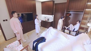Wife and lover in the hotel night out, husband with the family to catch his wife cheating 妻子跟情人在酒店夜不归宿，丈夫带着家人一起抓妻子出轨 剧名Drama name:不想恋爱的千小姐 #不想恋爱的千小姐 #chinesedrama #GoBackLover #爱情 | 看剧迷Watch CDrama