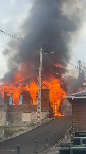 🔴🔥🚒 Basse-Terre : deux maisons ravagées par les flammes rue Bébian ➕ d'infos 👉🏾 https://la1ere.franceinfo.fr/guadeloupe/basse-terre-deux-maisons-ravagees-par-les-flammes-rue-bebian-1604538.html | Guadeloupe la 1ère