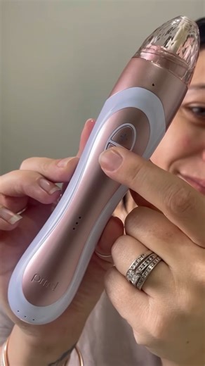 Meet the @pmdbeauty Personal Microderm Elite Pro This is the most technologically advanced microdermabrasion device on the market. Patented Spinning Discs exfoliate away dead, dull cells from the surface of the skin. By removing this dead skin cell barrier, new cell growth is stimulated and glowing youthful skin is revealed. It also has amazing suction which increases circulation and triggers the skin’s natural healing process which boosts collagen and elastin leaving skin firm, fresh and radian