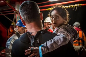 Ze overleefde de grootste verschrikkingen. Nu heeft ze hoop... Ons reddingsteam redde Amena op de Middellandse Zee en bracht haar naar een ziekenhuis, veilig aan wal. Wij weigeren om aan de kant toe te kijken hoe kinderen en hun families verdrinken. Lees hoe we levens redden op zee >> http://bit.ly/2gPRxgP | Save the Children Nederland