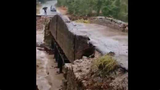 Μουζάκι: Έβαλαν υποστυλώματα σε γέφυρα για να περνούν ανεμογεννήτριες και κατέρρευσε ο δρόμος (Photos-Video) - Documento