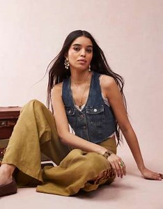 Monki - Crop top en jean style gilet de costume - Bleu moyen | ASOS