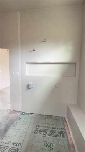 Your daily shower, upgraded. Smooth finish. Built-in bench. Total luxury. 💧🛁🔥 #microcement #cimentart #tilelessbathroom #bathroomdesıgn | TexCrete Designs