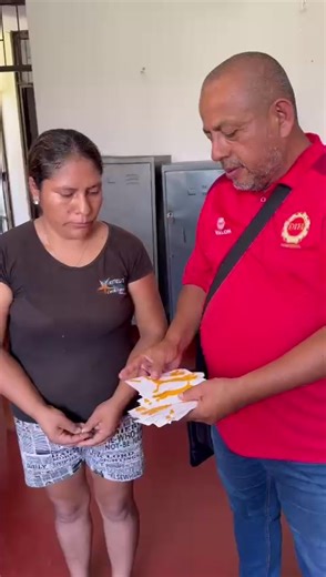 2.3K views · 31 reactions | #ÚLTIMO #RÉPLICANOTICIAS  CAPTURAN A MUJER CON STICKERS DE "LA JAURÍA" La PNP detuvo a Merly Velásquez Espinoza por el presunto delito de extorsión. En el inmueble donde fue detenida de encontró 12 stickers de la organización criminal "La Jauría" además, S/ 16, 950 soles. ¿Tienes alguna denuncia o queja?  Escríbenos  974813242  Comenta y Comparte  | Réplica Noticias Trujillo | Facebook