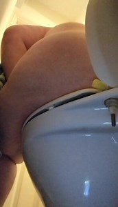 Desperate loose and sloppy poo on gemmas loo