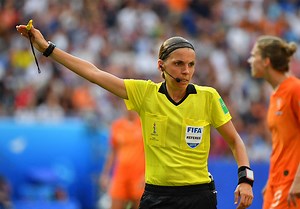 Stéphanie Frappart, première femme à arbitrer un match de ligue des champions masculine - Elle