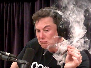 Elon Musk apareció fumando marihuana y tomando whisky: su compañía Tesla se desploma