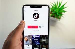 Lirik Lagu Aku Masih Memikirkanmu - Kezia yang Viral di TikTok - Sonora.id