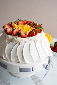 Beza Pavlova - chrupiąca na zewnątrz, puszysta w środku, z pysznym kremem i owocami. Idealna na każdą okazję, jak i bez okazji 😊 Nie wiem jak Wy, ale ja uwielbiam takie bezowe desery z dodatkiem świeżych owoców 🍓 Uważa się, że nazwa “Beza Pavlova” pochodzi od słynnej primabaleriny Anny Pavlovej, która odbywała tournée po Australii i Nowej Zelandii w latach dwudziestych XX wieku. Tak oczarowała publiczność, że na jej cześć powstał ten wspaniały wypiek. Jednak do dzisiaj nie udało się dokładnie 