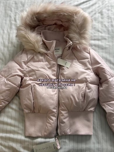 Exploring Bimbo Fashion at Hollister Store