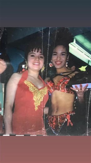 Today marks 29 years since the death of a great artist. Selena. Selena left us her music, which continues to play and inspire new generations. It was a pleasure for me to interview her in 1993 for CBS7, Tiempo Tejano, during the 13th Annual Tejano Músic Awards in San Antonio. The interview was interrupted numerous times because she had to go on stage and receive another plaque, again and again. Smiling and laughing just like you see her in these photos. Happy as can be. After the interview, Sele