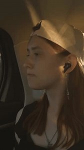 fille regardant par la fenêtre de : vidéo de stock (100 % libre de droit) 3559182013 | Shutterstock