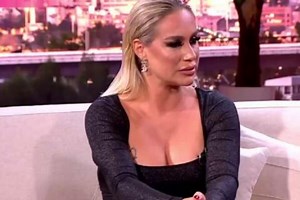 OVO JE ZNAČENJE PESME KOJU SELMA BAJRAMI IZVODI DOK POKAZUJE DVOGLAVOG ORLA! Bajramijeva veliča albansku kulturu i tradiciju